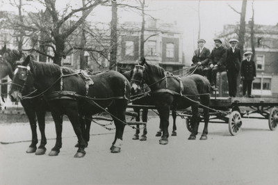 875344 Afbeelding van een platte wagen bespannen met vier paarden, met op de bok v.l.n.r. Anton van der Werf, koetsier ...